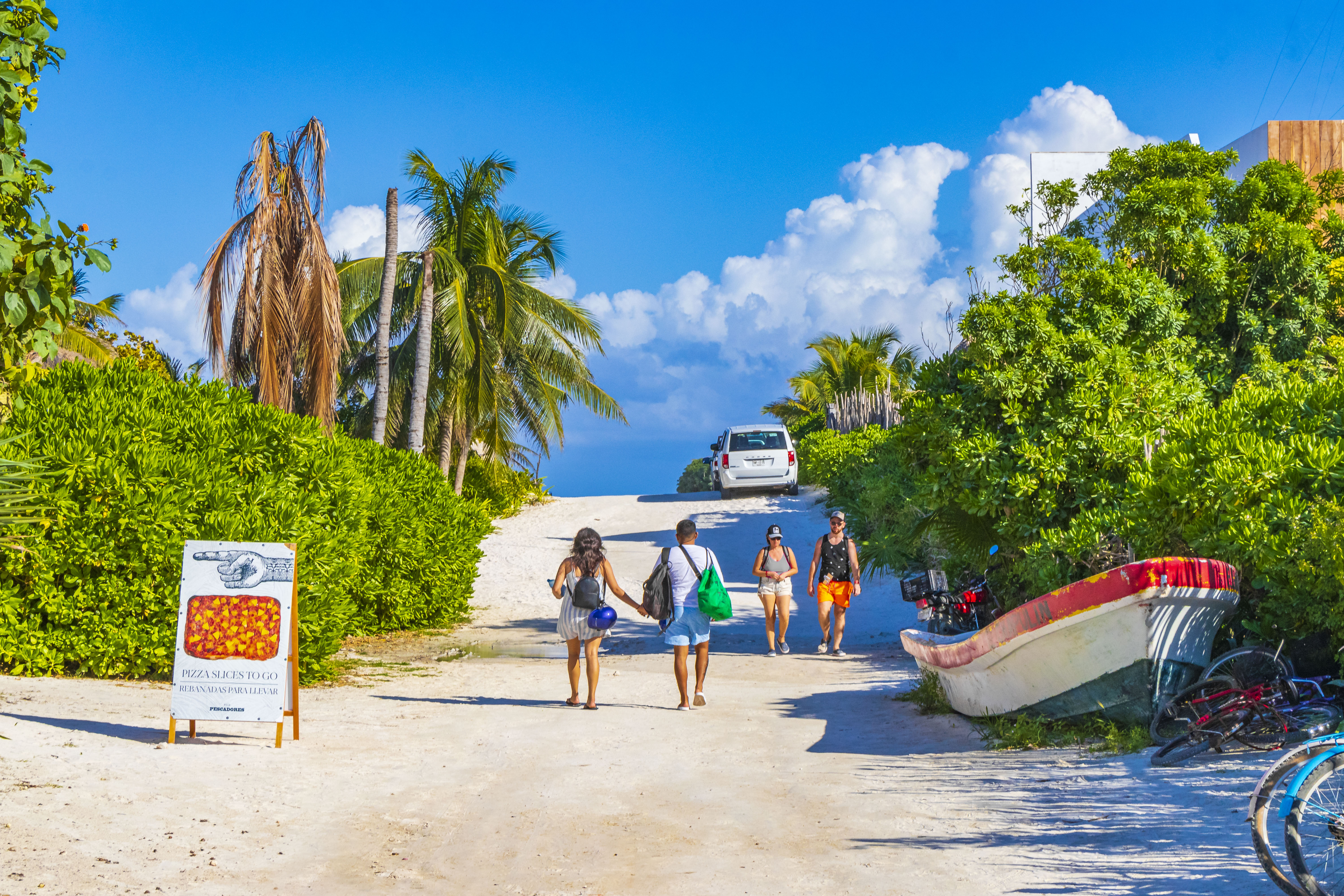 Ambiente tropical y costa de Jalisco: explorar Bah&iacute;a de Banderas con auto rentado.